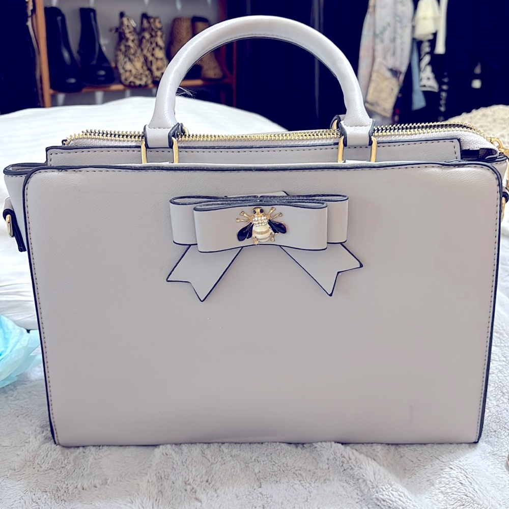 Elegant Cream Handbag with Gold Bee Accent